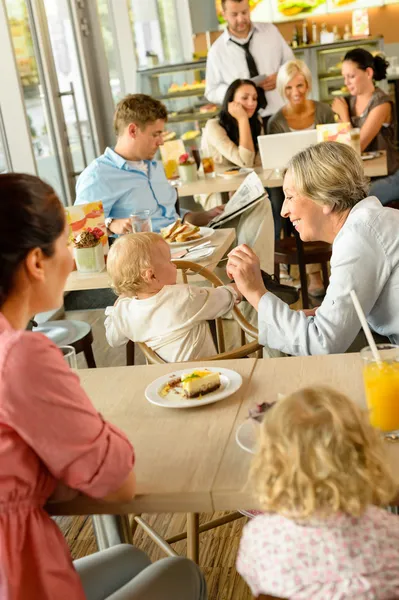 Mor och mormor med barn på café — Stockfoto