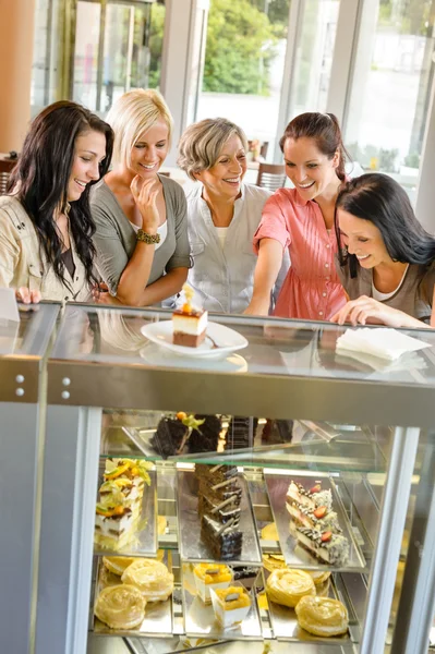 Skupina přátel, při pohledu na dorty café — Stock fotografie