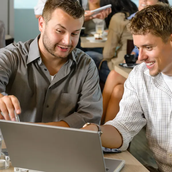 Män affärspartners arbetar på laptop café — Stockfoto