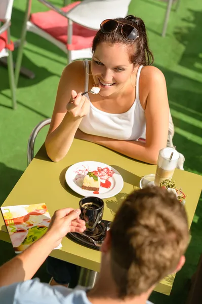 Paar genießt Kaffee Dessert Restaurant-Terrasse Stockbild
