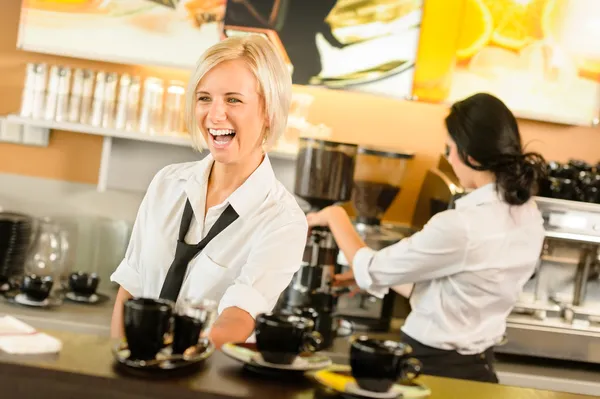 Serveerster serveren koffie kopjes waardoor espresso vrouw Stockafbeelding