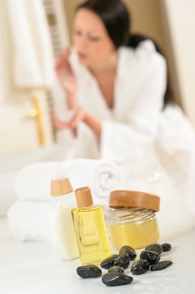 Badkamer lichaam zorg producten en handdoeken close-up — Stockfoto