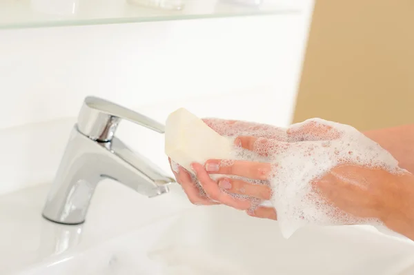 Zeep handwas close-up boven badkamer wastafel — Stockfoto