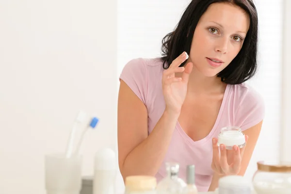 Schönheit Frau legte Feuchtigkeitscreme im Badezimmer — Stockfoto