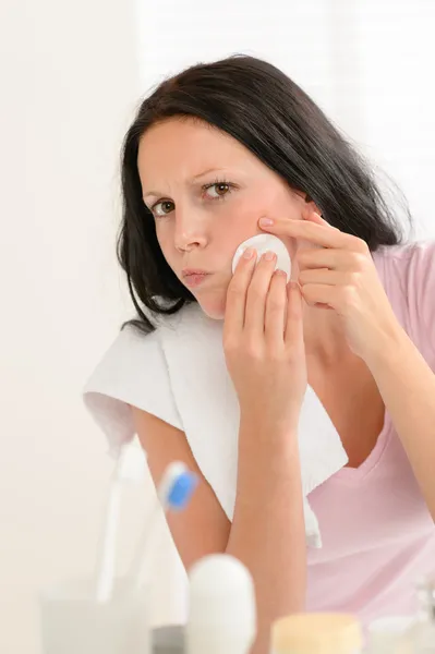 Mujer exprimiendo espinilla limpieza acné piel — Foto de Stock