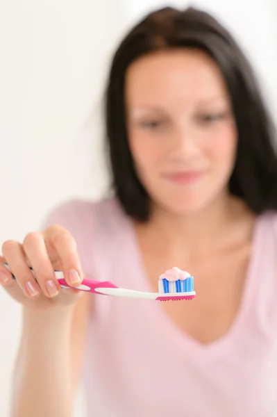 Tandenborstel met tandpasta close-up tanden hygiëne — Stockfoto