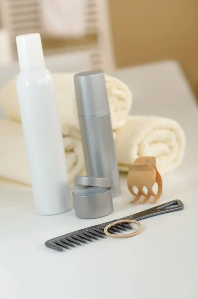 Cuarto de baño productos para el cuidado del cabello y toallas de cerca —  Fotos de Stock
