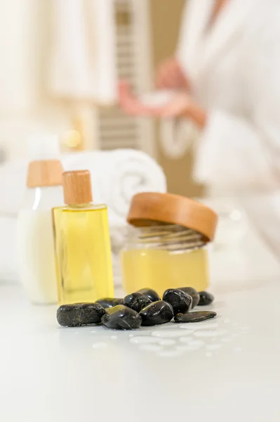 Baño productos para el cuidado del cuerpo y toallas de cerca —  Fotos de Stock