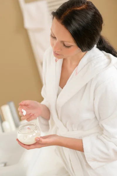 Mujer utilizar crema facial en el baño — Foto de Stock