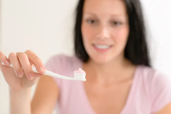 Tandpasta op tandenborstel close-up tanden hygiëne — Stockfoto