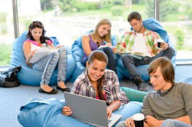 beanbags çalışma odasında oturan öğrenciler