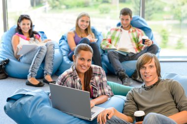beanbags çalışma odası çalışma odasında oturan öğrenciler