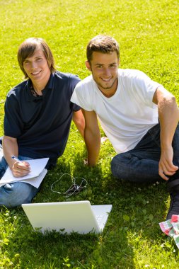 laptop öğrencilerle birlikte parkta oturan gençler