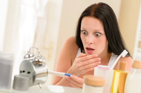 Schockierte Frau positiver Schwangerschaftstest — Stockfoto