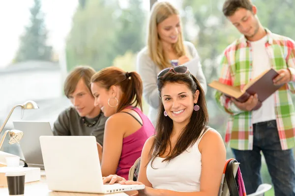 Adolescenti che studiano nella biblioteca del liceo giovani alunni — Foto Stock