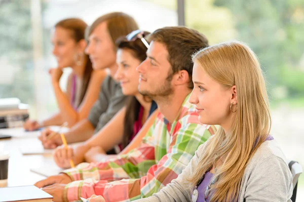 Estudantes do ensino médio ouvindo aula — Fotografia de Stock