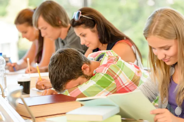 Student SŠ usínání ve třídě dospívajících — Stock fotografie