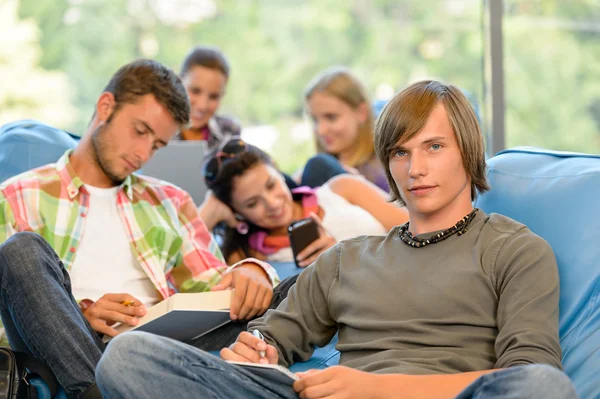 High school-elever i studierum läsa skriva — Stockfoto