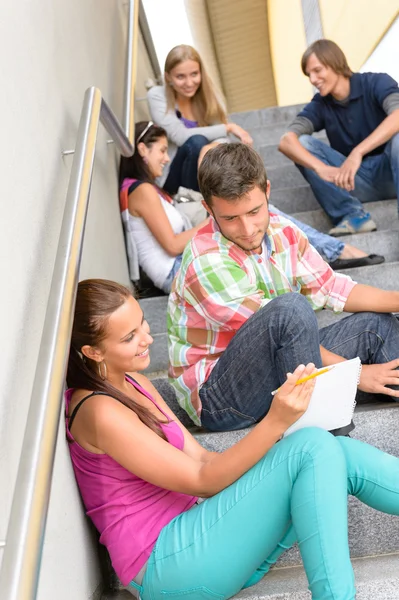 Studenten praten ontspannen op school stappen tieners — Stockfoto