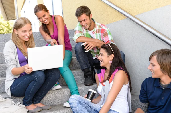 Studenti se baví s laptop škola schody — Stock fotografie