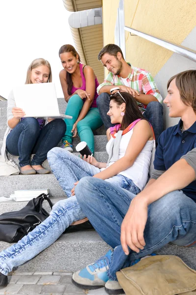 Studenti se baví s laptop škola schody — Stock fotografie