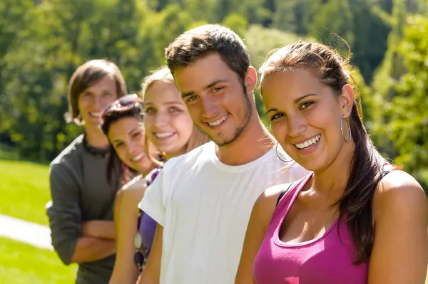 Подростки, улыбающиеся в кампусе парка — стоковое фото