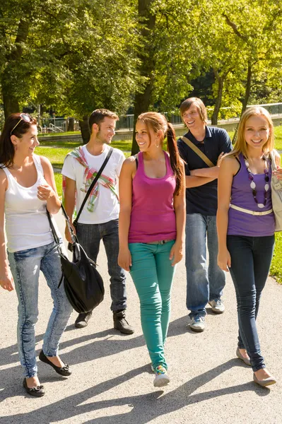 Estudantes caminhando para a escola adolescentes campus feliz — Fotografia de Stock