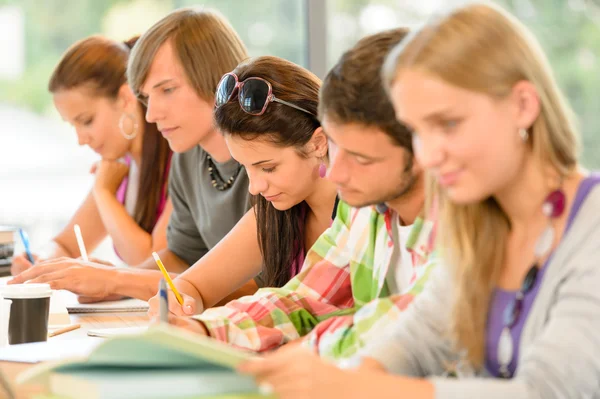 Les étudiants qui écrivent à l'examen secondaire les adolescents étudient Photo De Stock