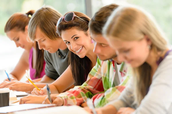 Los estudiantes que escriben en el examen de secundaria los adolescentes estudian Fotos De Stock