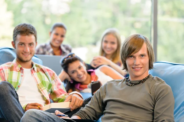 Estudiantes de secundaria en sala de estudio leyendo escritura Fotos De Stock