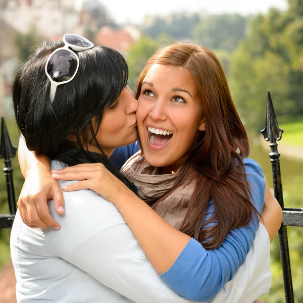Madre besando a su hija feliz abrazo al aire libre —  Fotos de Stock