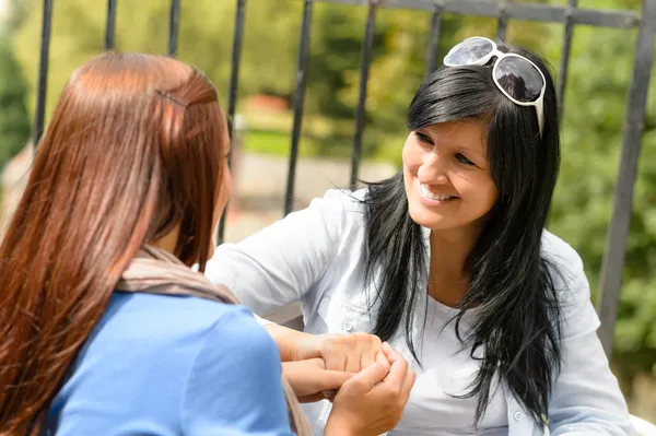 Madre e figlia parlando tenendosi per mano teen — Foto Stock