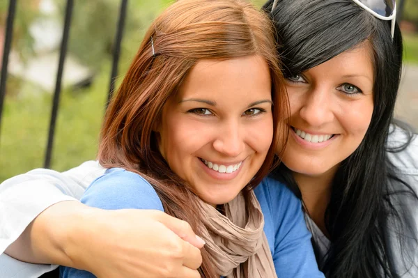 Mutter und Tochter im Park lächeln — Stockfoto