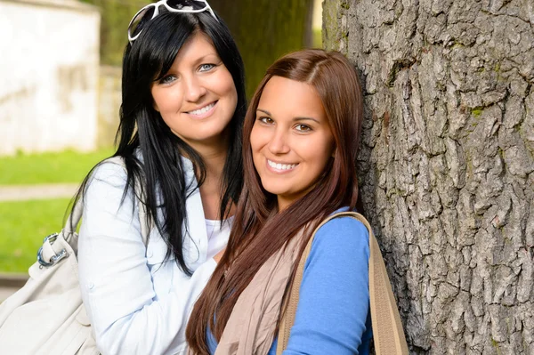 Moeder en dochter uitgaven tijd samen park — Stockfoto