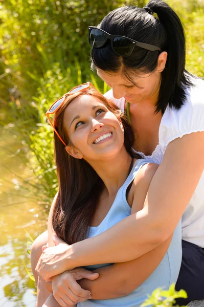 Mãe segurando sua filha adolescente em braços — Fotografia de Stock