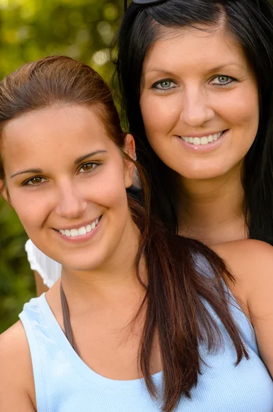 Retrato de madre e hija sonriendo al aire libre — Foto de Stock