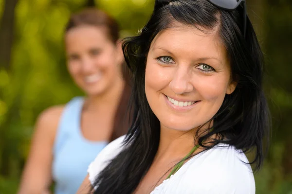 Mãe sorrindo com a filha adolescente no fundo — Fotografia de Stock