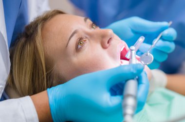 diş check-up yakın çekim kadın ağzı