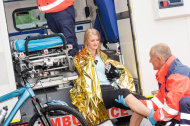 Sağlık görevlileri ile kadın ambulans motor kazasında