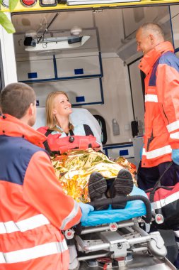 Acil ambulansı kadın doktorla