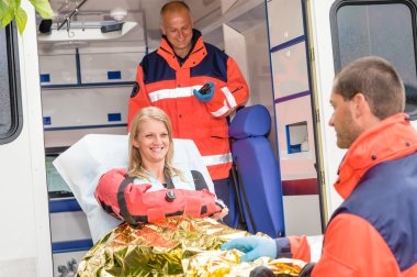 Ambulans sağlık görevlileri kolu kırık olan kadın