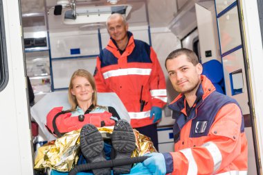 Sağlık görevlileri ambulans sedye üzerinde kadın yardım
