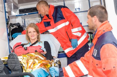 Ambulans sağlık görevlileri kolu kırık olan kadın