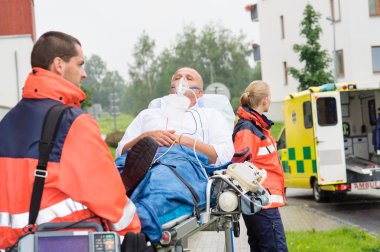 Sağlıkçılar hasta sedye ambulans yardımı ile
