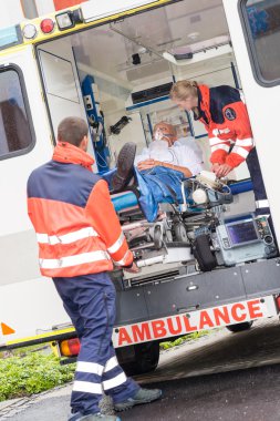 Hastanın ambulans araba yardım koyarak sağlık görevlileri