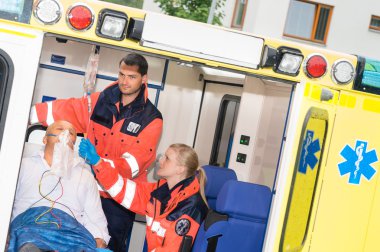 IV kontrol Sağlıkçılar hasta ambulansa süzüyoruz.