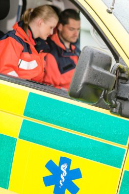 oturan Acil Ambulans araba sağlık görevlileri işe
