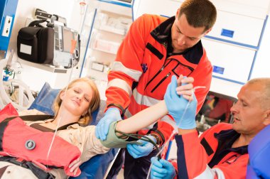 Acil doktor ölçüm tansiyon ambulans