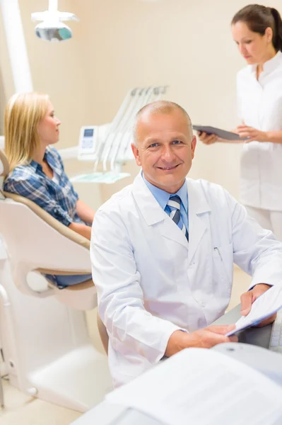 Zahnarzt mit Patientin im Büro — Stockfoto