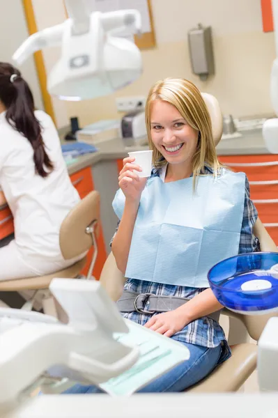 Sonriente paciente sentarse silla dental cirugía moderna —  Fotos de Stock